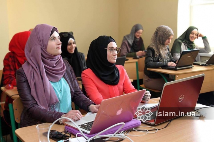 Майские праздники мусульманки провели с пользой — на курсах компьютерного дизайна и верстки