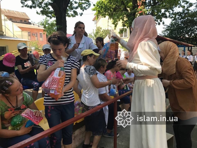 Мусульманки-волонтери Одеси в Рамадан відвідали підопічних інтернатів