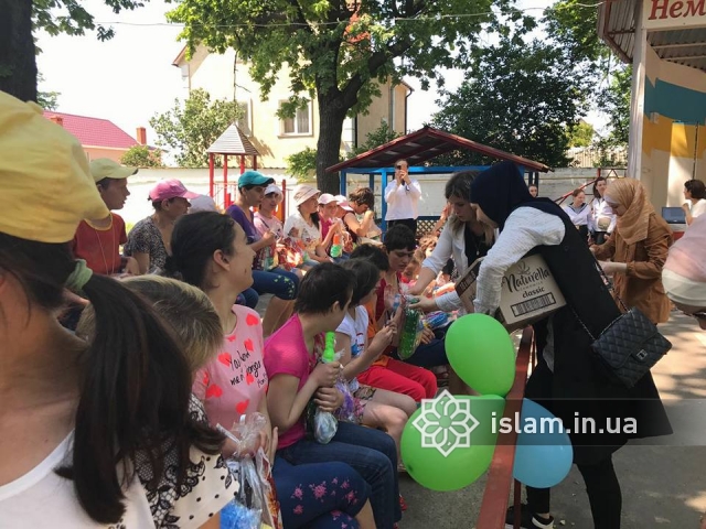 Мусульманки-волонтери Одеси в Рамадан відвідали підопічних інтернатів