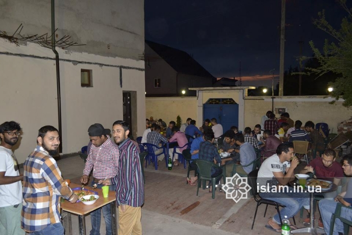 У Запоріжжі роздають продуктові набори нужденним в Рамадан
