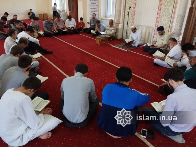 Рамадан — не лише місяць посту: мусульмани столиці завершили колективні читання Корану