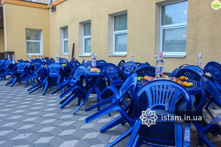 Up to 1500 Muslims have the iftar together at Kyiv ICC