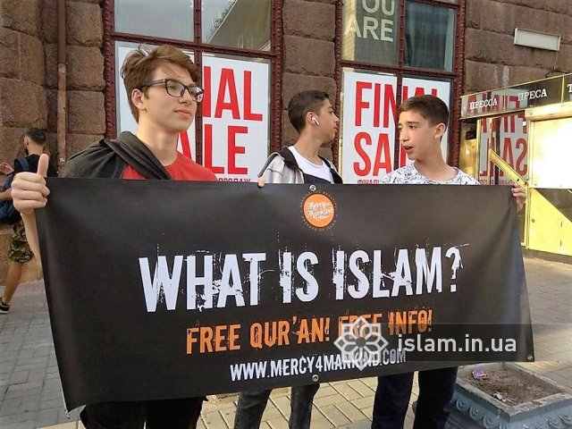 «Що таке іслам: став запитання про Коран» — молоді мусульмани провели акцію на Хрещатику