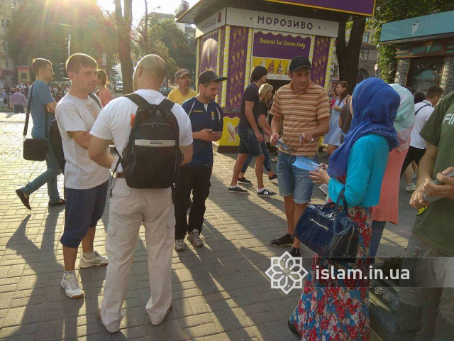«Что такое ислам: задавай вопросы о Коране» — молодые мусульмане провели акцию на Крещатике