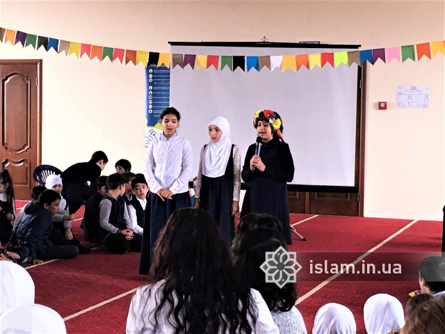 Учні мусульманської гімназії привітали вчителів з Днем працівника освіти