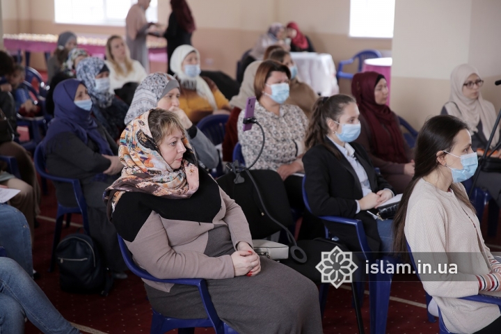 Заходи до Дня хіджабу тривають — про право жінок на хустку говорили в ІКЦ Києва