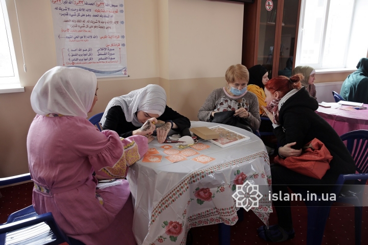 Мероприятия ко Дню хиджаба продолжаются — о праве женщин на платок говорили в ИКЦ Киева