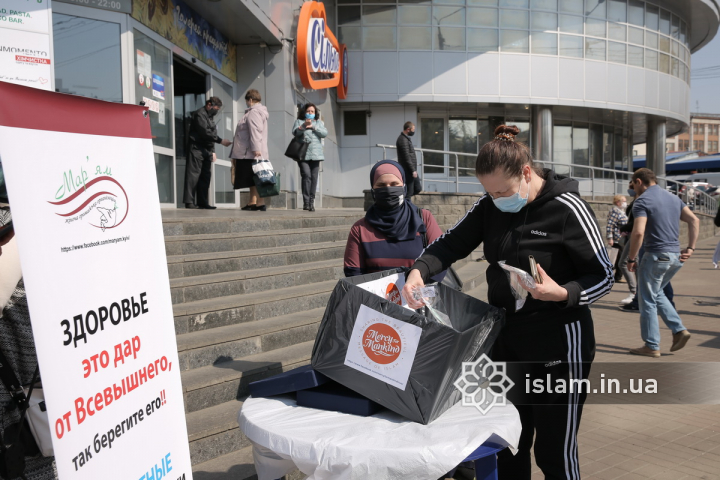 Мусульмане бесплатно  раздавали киевлянам изготовленные сестрами защитные маски