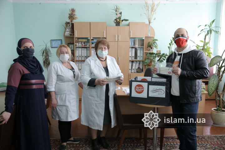 Мусульмане бесплатно  раздавали киевлянам изготовленные сестрами защитные маски