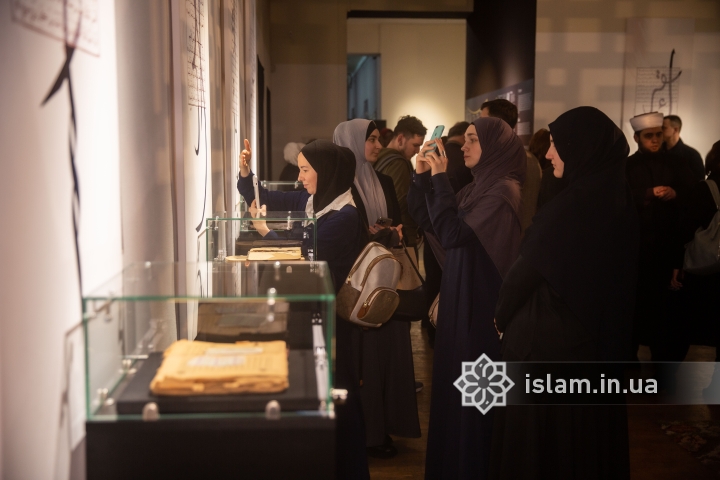 «Корани, що пережили депортацію» — в Києві відкрилася виставка Коранів