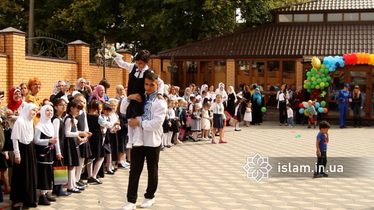 Учебный год в гимназии «Наше будущее» начался с гимна Украины и аятов Корана