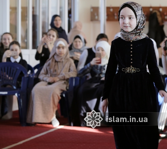Гімназистки-мусульманки нагадали про сутність і значення Всесвітнього дня хіджабу