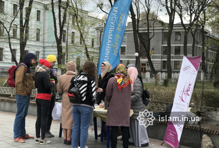 В Мариинском парке киевляне узнавали, почему мусульмане любят Марию