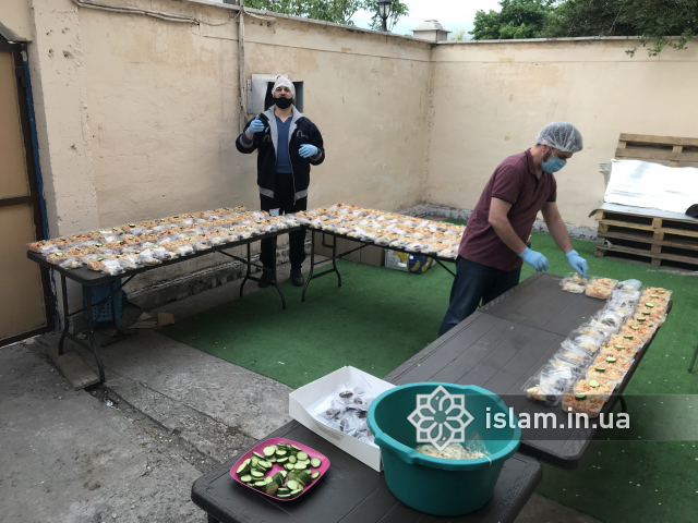 Запорожские студенты-мусульмане ежедневно получают готовые ифтары от единоверцев из Исламского культурного центра «Вера»