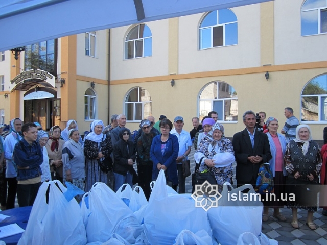 1000 баранів, 30 биків — мусульмани ДУМУ «Умма» діляться жертовним м’ясом з нужденними