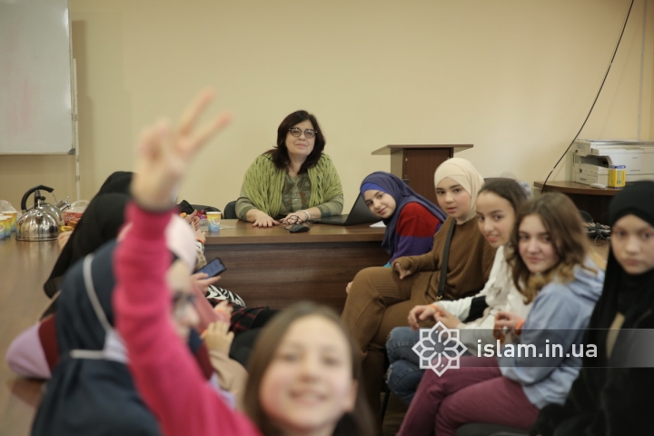 Як уникати небезпеки фізичного та психологічного насильства — в ІКЦ Києва провели семінар для дівчат-підлітків