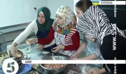 Київські мусульманки готують манти для поранених військових