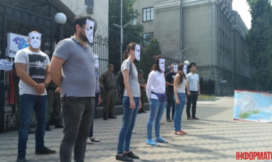 Сегодня возле Посольства РФ в Киеве «КрымSOS» провел акцию «Путин играет человеческими жизнями»
