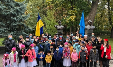 ©Рефат Чубаров/фейсбук: Коллективное фото с детьми после церемонии возложения цветов к памятнику Амет-Хану Султану, 25 октября 2020 года, Киев
