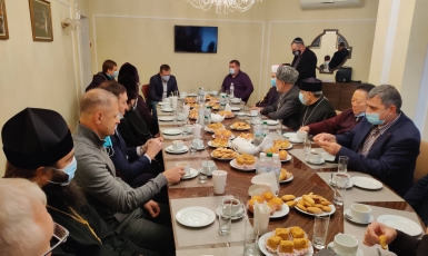 ©ІКЦ м. Дніпро/фейсбук: Молитовний сніданок у Дніпровській міській раді за участю представників релігійних центрів і організацій