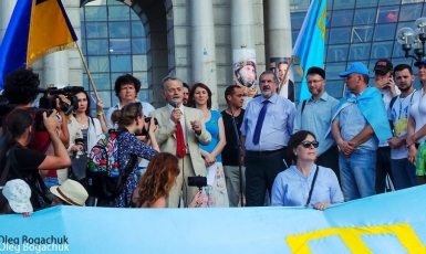 Свободным и чистым тебя пронесем: в Украине отметили День крымскотатарского флага