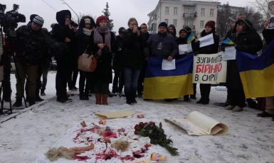 Ukrainians picket Russian embassy over Aleppo massacre