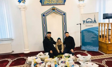 Хамза Иса, Темур Беридзе и юный мусульманин Саид формируют продуктовые наборы для малообеспеченных в мечети Северодонецка 