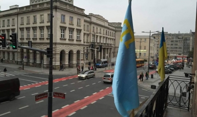 В центре Варшавы появился крымскотатарский флаг