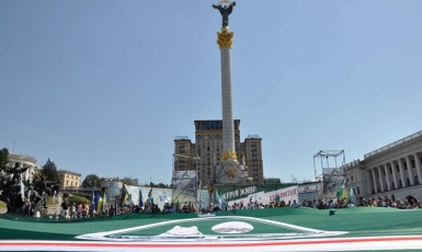 Найбільший прапор Ічкерії розгорнули на Майдані