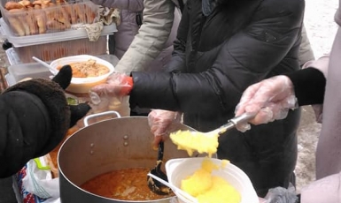 Мусульманки вновь помогли накормить бездомных горячим обедом