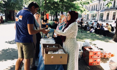Волонтеры «Марьям» в Рамадан кормили бездомных