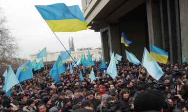 ©️AFP/Радио Свобода: Митинг в поддержку территориальной целостности Украины, созванный Меджлисом крымскотатарского народа. Симферополь, 26 февраля 2014 года