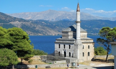 Парламент Греции одобрил закон о возобновлении строительства мечети в Афинах