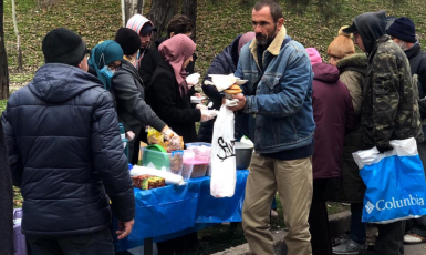 Запорізькі мусульманки годують безхатніх гарячими обідами