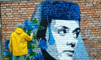 Ірпінь прикрашає мурал з кримською татаркою у фесі і марамі