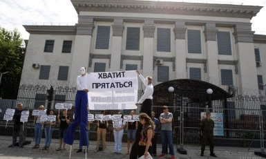 Тринадцатый безмолвный: общественные активисты в очередной раз провели митинг под Посольством РФ