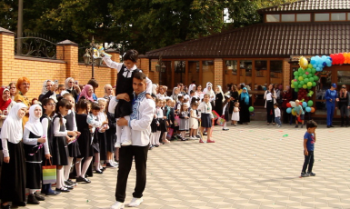 Учебный год в гимназии «Наше будущее» начался с гимна Украины и аятов Корана