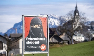 ©️ BBC: Швейцарська народна партія поширила білборди, де зображено  жінку в чорному нікабі та розміщено написи на кшталт «Зупиніть екстремізм!» і «Зупиніть радикальний Іслам!»