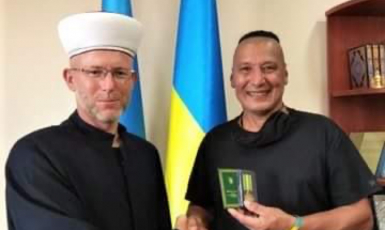 «За служение исламу и Украине» — ветерану АТО Рейимбаю Мадеминову вручили награду ДУМУ «Умма»