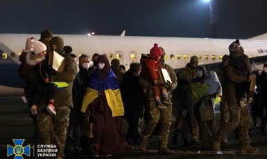 ©СБУ: 01.01.2021, Київ. З сирійських таборів для мігрантів повернули дев’ятеро жінок з дітьми