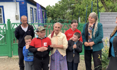У День захисту дітей багатодітна родина кримських татар на Херсонщині отримала будинок у подарунок