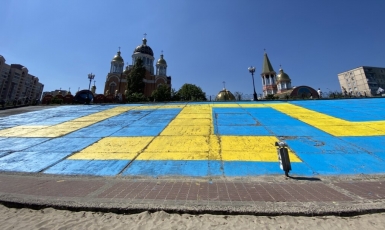 У Києві небайдужі оновили кримськотатарський прапор на набережній