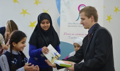 Лига мусульманок Украины подарила ученикам гимназий «Наше будущее» в Киеве и Харькове книгу «Мухаммад и ты»