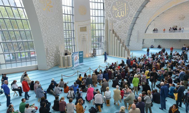 У щорічний День відкритих мечетей тисячі відвідувачів прибули 900 мечетей по всій Німеччині