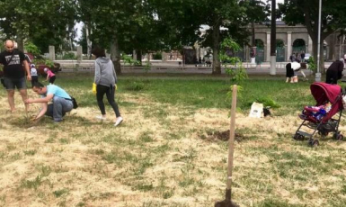 У Херсоні кримські татари влаштували хашар — впорядкували сквер пам’яті