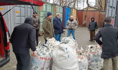 Азербайджанець у Києві зібрав 6 мішків гуманітарної допомоги для Туреччини