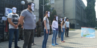 Сьогодні біля Посольства РФ в Києві «КримSOS» провів акцію «Путін грає людськими життями»