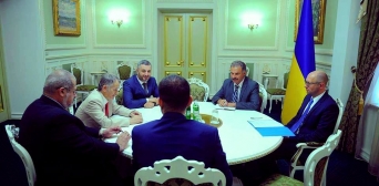 Прем’єр-міністр України зустрівся з Мустафою Джемілєвим та Рефатом Чубаровим