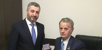 Мустафа Джемілєв нагороджений нагрудним знаком «За заслуги перед кримськотатарським народом»