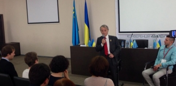 Лидер крымскотатарского народа Мустафа Джемилев во время дискуссии на Международном молодежном форуме «Будущее Крыма»